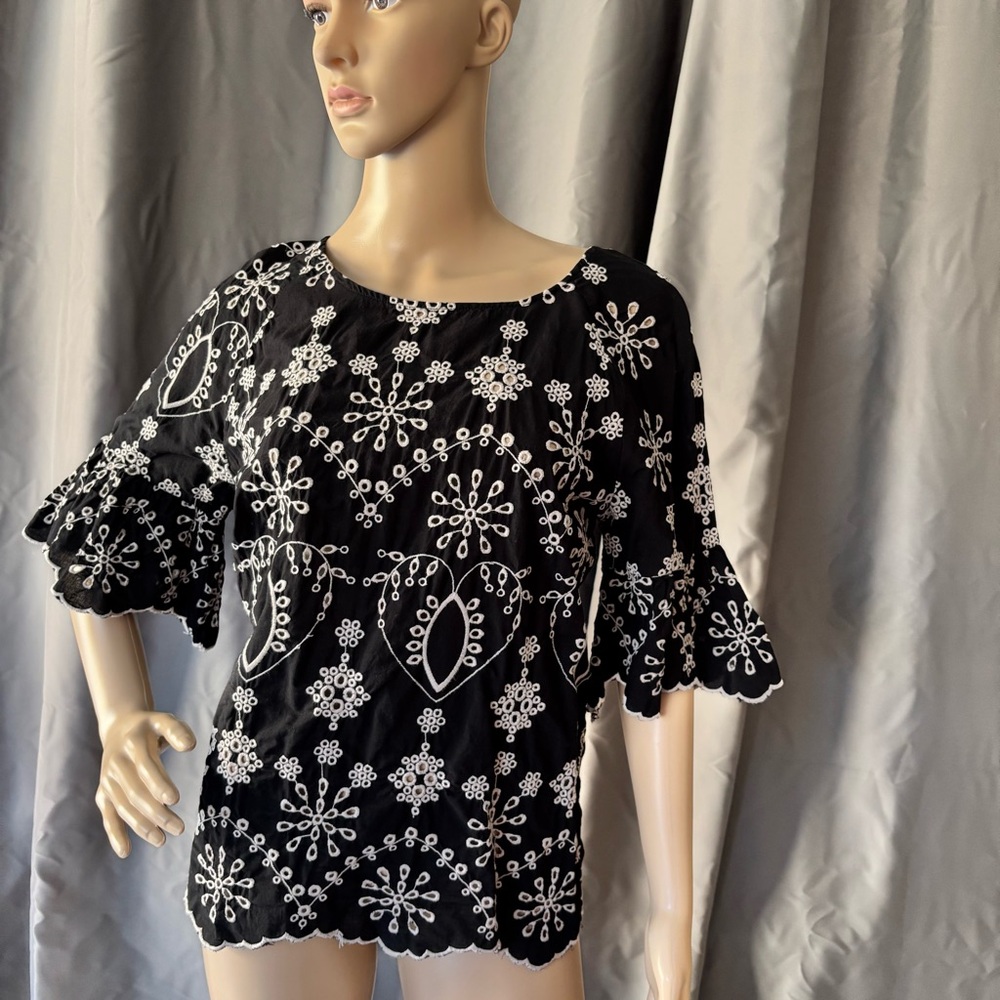 Black and Cream embroidered Puff Sleeve Graphic Blouse